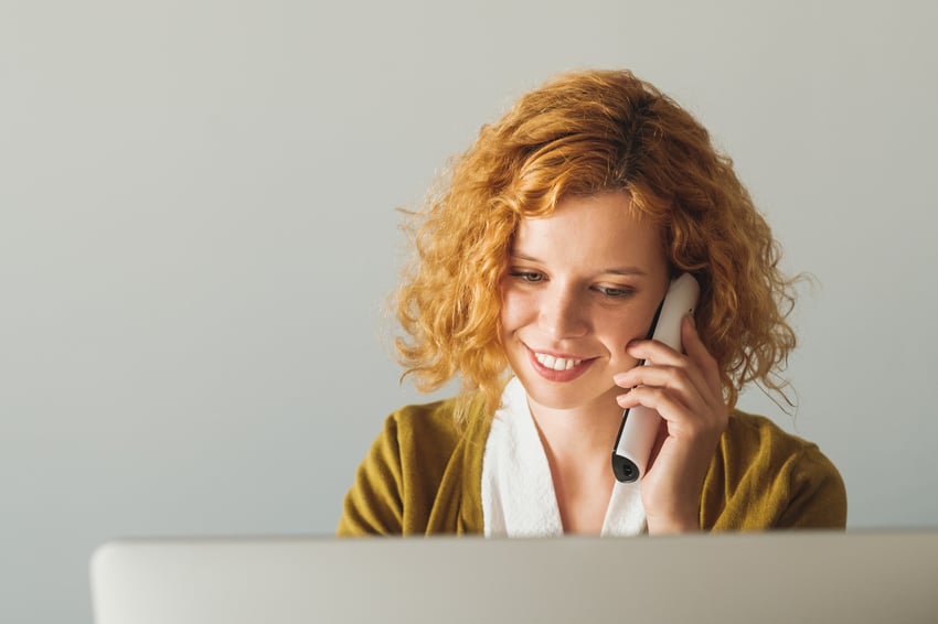 Mujer de negocios hablando por teléfono en la oficina