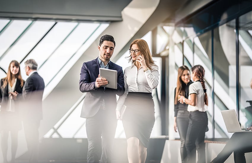 901538778 Profesionales charlando en un entorno de oficina